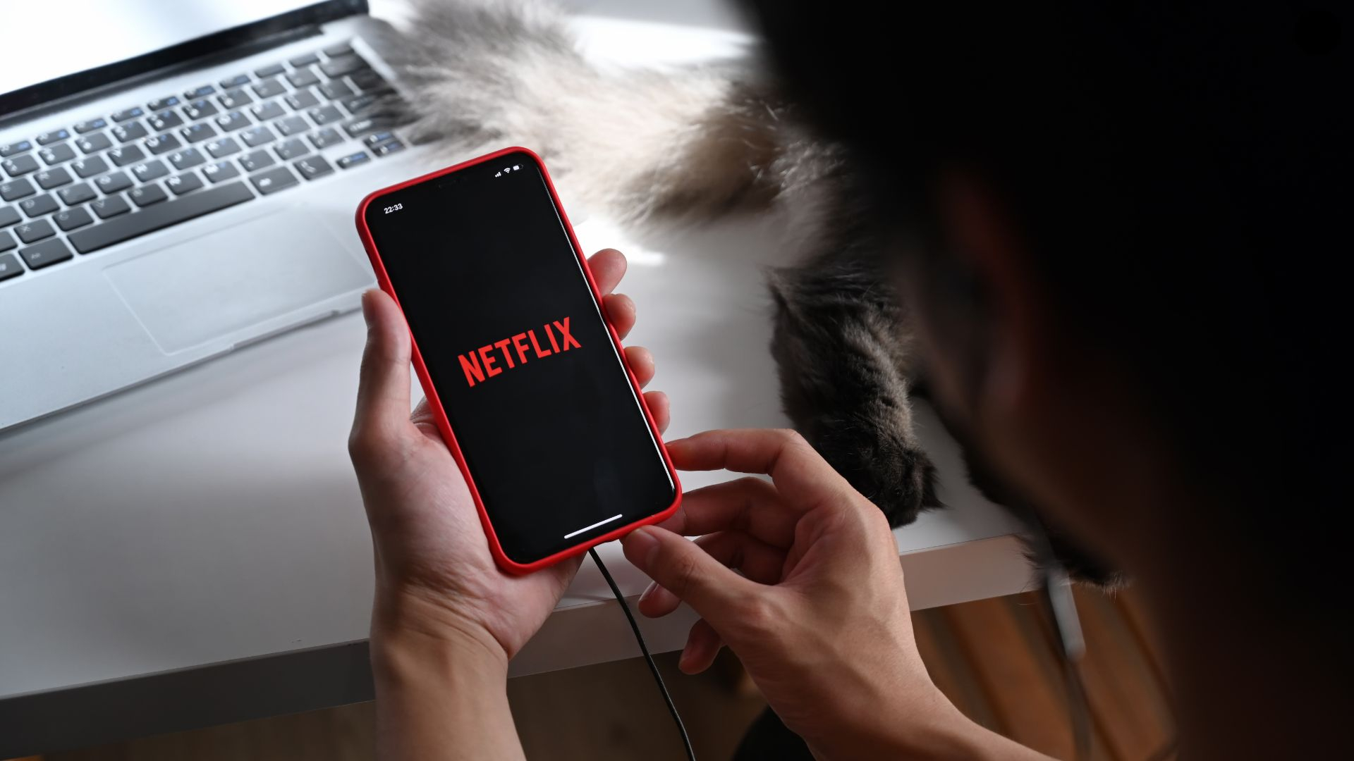 Netflix atteint 300 millions d’abonnés et augmente ses tarifs : une stratégie payante ?