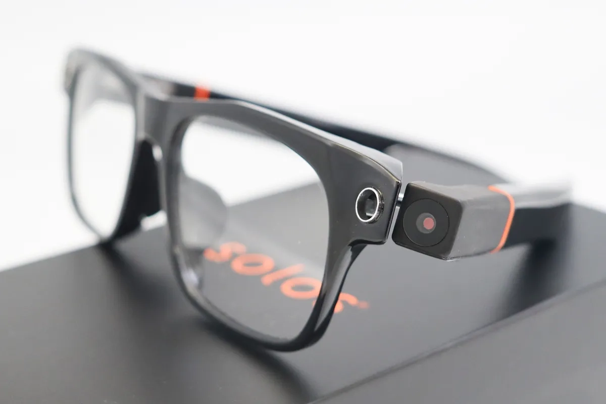 Solos lance un concurrent aux Ray-Ban Meta avec les lunettes AirGo Vision