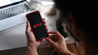 Netflix atteint 300 millions d’abonnés et augmente ses tarifs : une stratégie payante ?