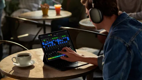 645a5ba55108b2.98842297-apple-ipad-logic-pro-lifestyle-mixer.jpg