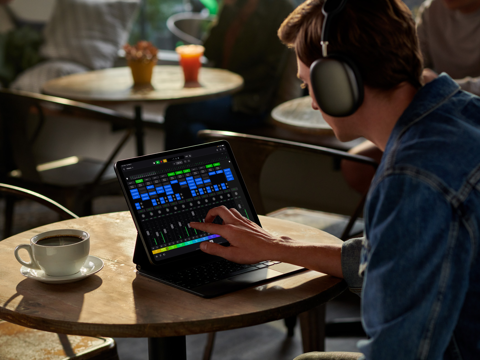 645a5ba55108b2.98842297-apple-ipad-logic-pro-lifestyle-mixer.jpg