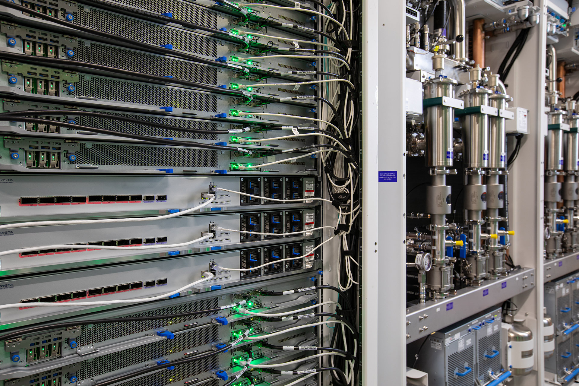 Système serveur et rack Azure Maia 300 présenté par Microsoft.