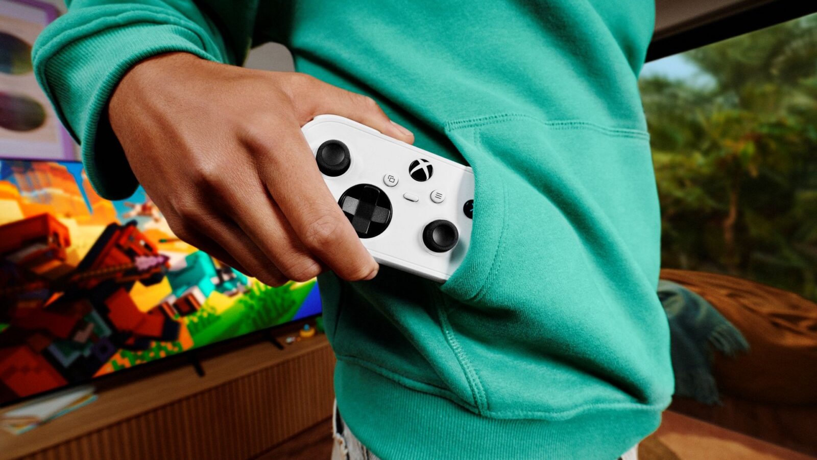 Photo promotionnelle de la Xbox Nano glissée dans la poche d’un sweat.