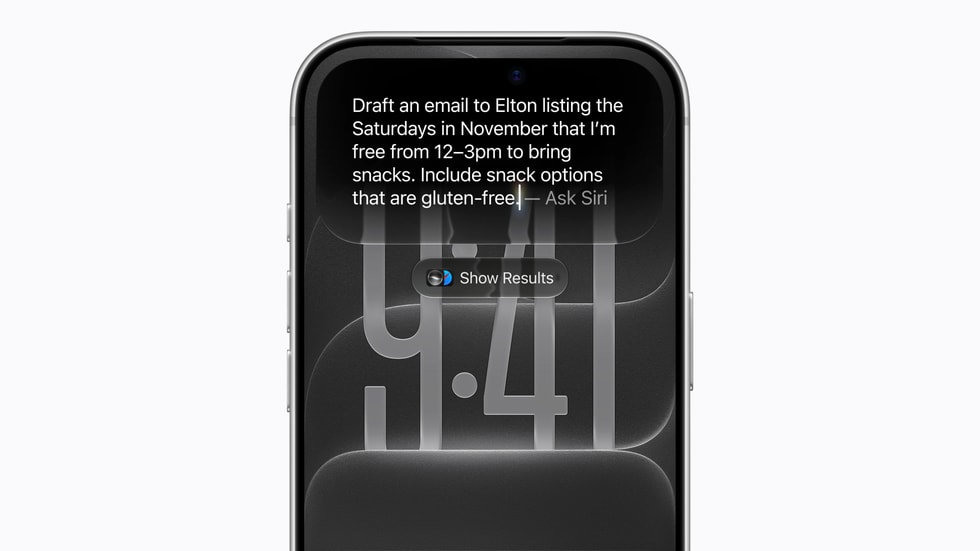 Présentation officielle de Siri AI sur iPhone avec une requête en anglais.
