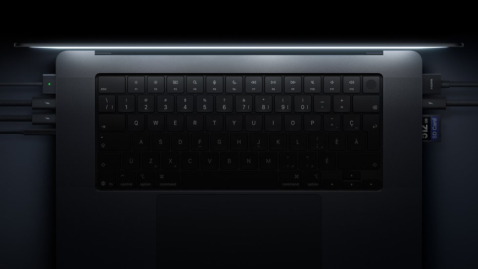 Gros plan officiel du clavier et de la connectique du MacBook Pro PROLED XDR